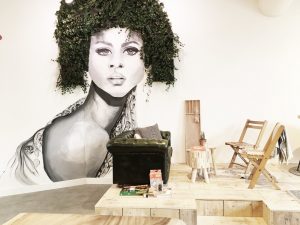 Lot & Daan, muur met vrouw, planten in het haar