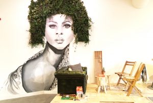 Lot & Daan muur, schilderij van vrouw met haar, plant